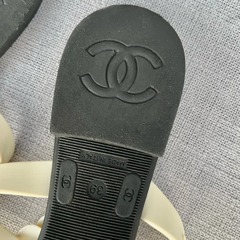 CHANEL Camellia Rubber Flat
Thong Sandals Flip Flops Black x
White - Picture 6 of 7